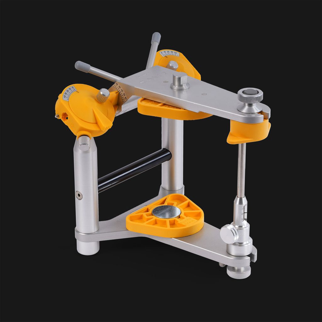 ART 315 M - 01 - Black BG - WEB