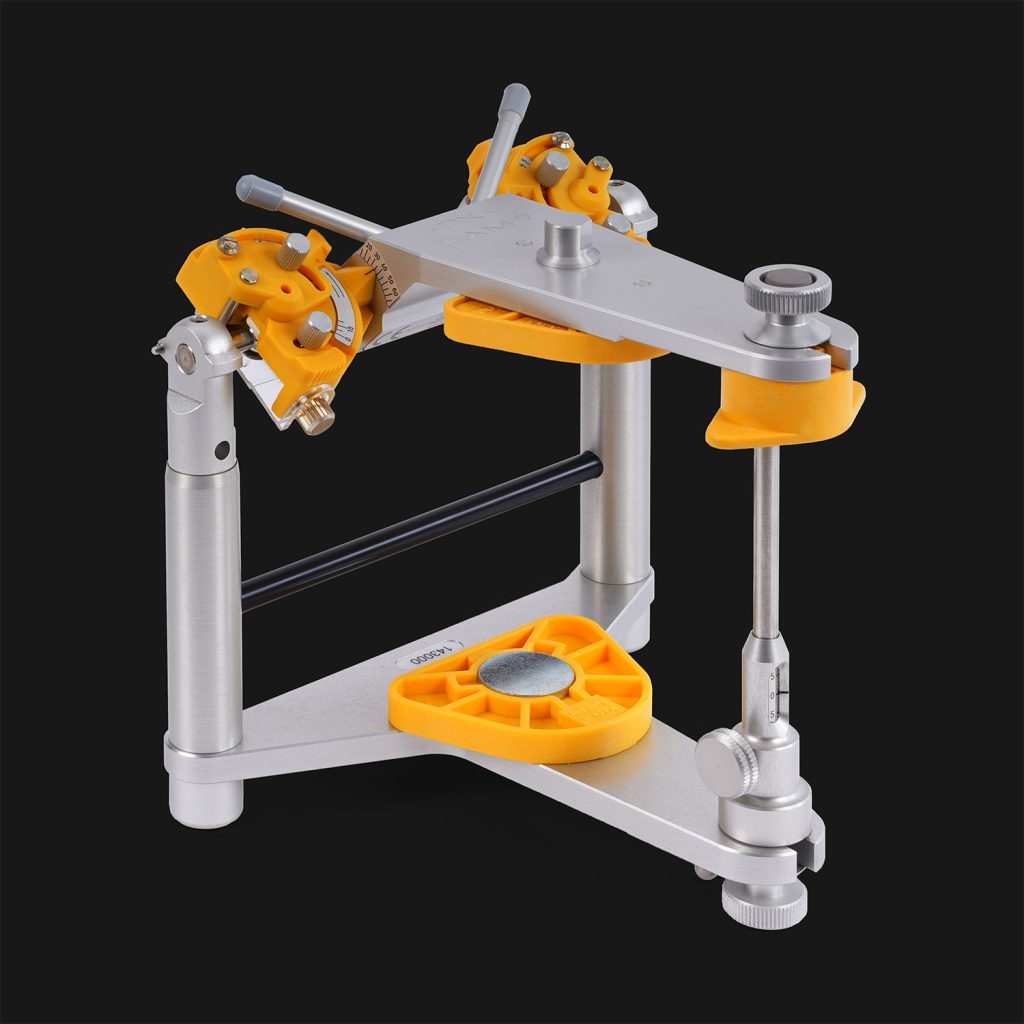 ART 415 M - 01 - Black BG - WEB