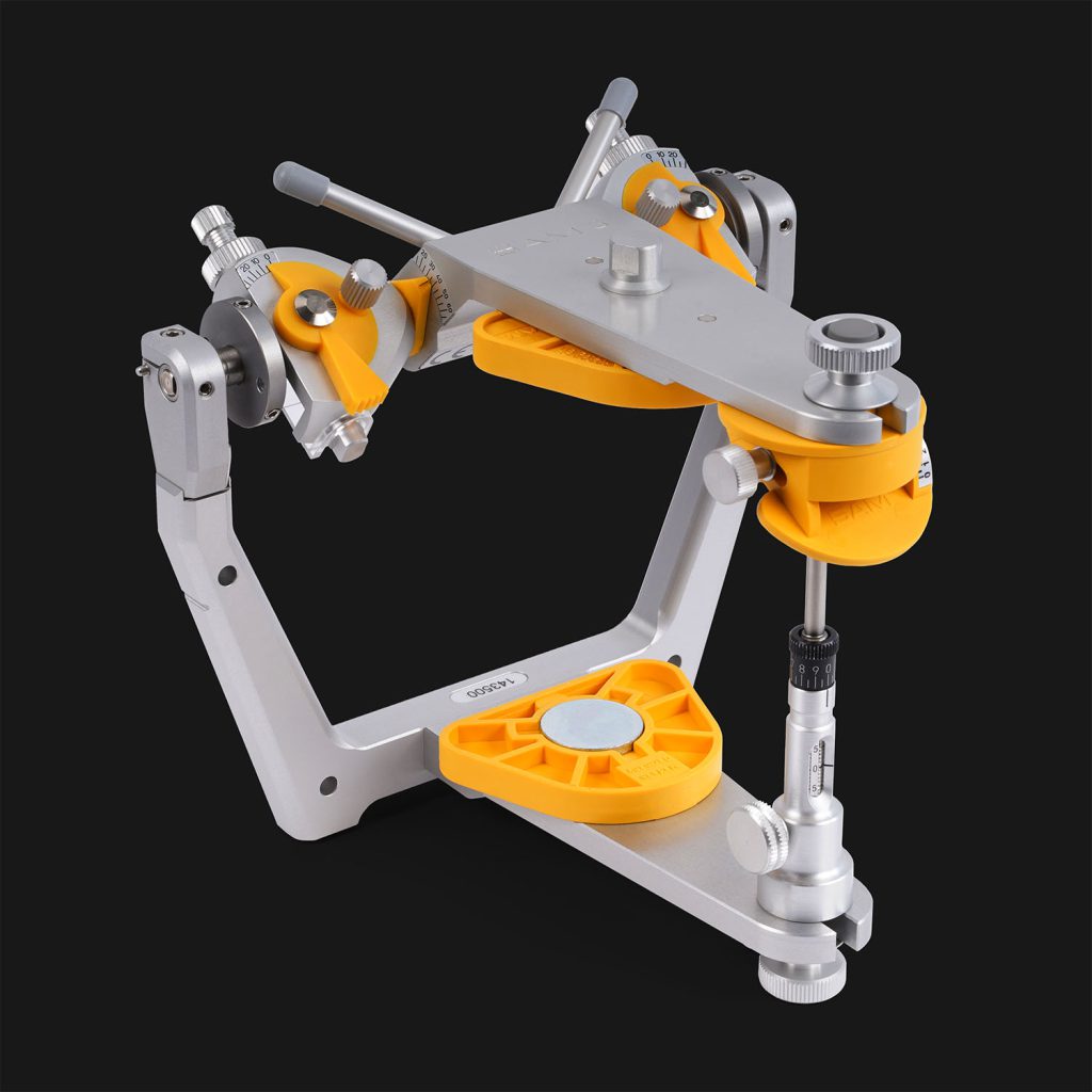 ART 565 M - 01 - Black BG - WEB